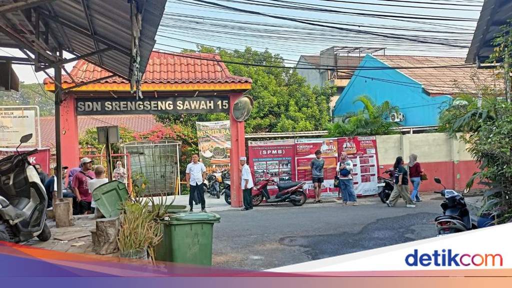 Petugas kepolisian berjaga di depan SDN Srengseng Sawah setelah ancaman teror bom