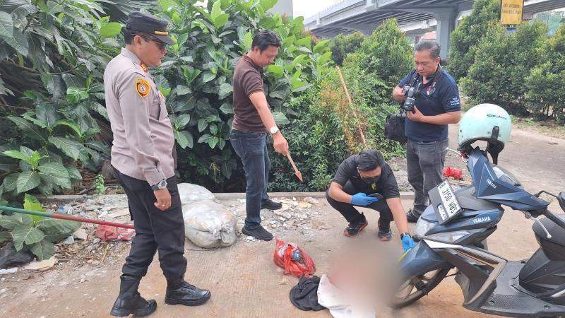 Petugas kepolisian melakukan olah TKP penemuan jasad bayi di saluran air Jatinegara Jakarta Timur