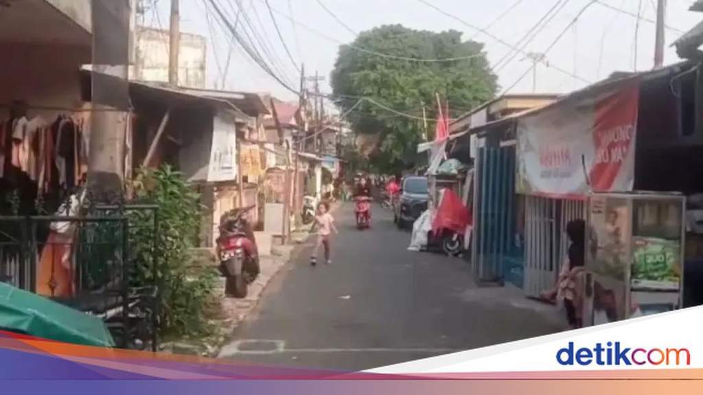 Polisi melakukan olah TKP kasus penembakan ojek oleh pelaku curanmor di Matraman Jakarta Timur