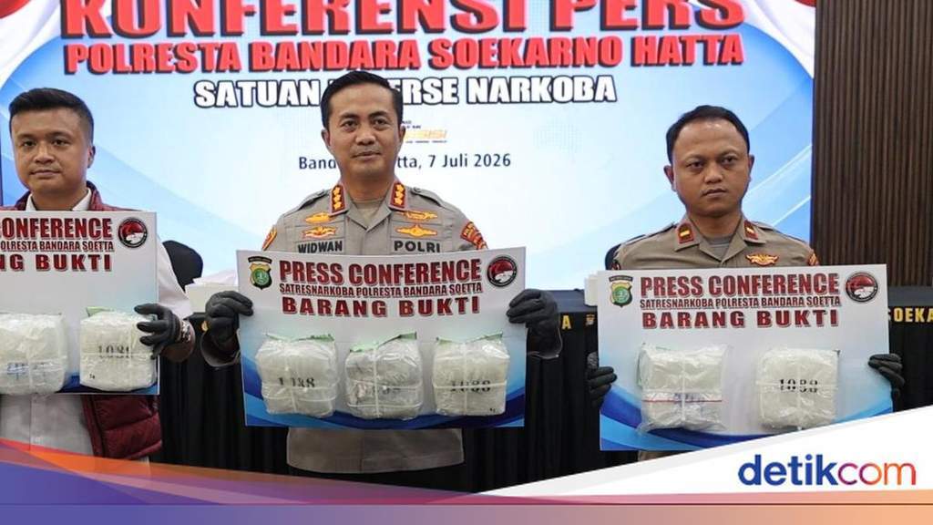 Petugas Polresta Bandara Soekarno-Hatta menunjukkan barang bukti sabu 8,3 kilogram dalam rilis pers