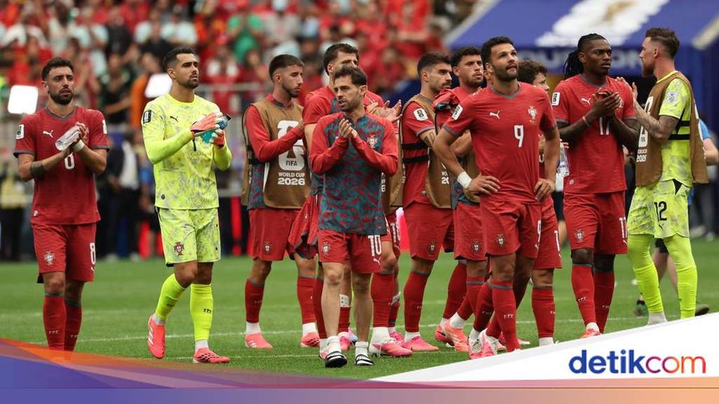 Pemain Timnas Portugal dan Spanyol bersiap tanding di lapangan.