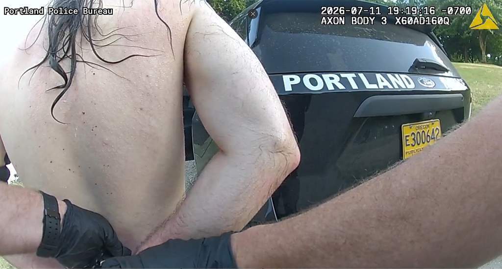 Petugas Portland Police melakukan penyelidikan kriminalitas di sekitar taman kota Oregon