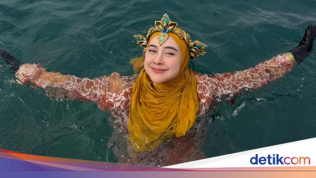 Potret kebersamaan Ria Ricis dan Moana saat merayakan ulang tahun di pantai.