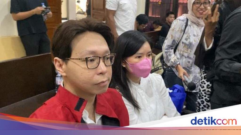 Dokter Richard Lee saat memberikan keterangan pers terkait kasus hukumnya