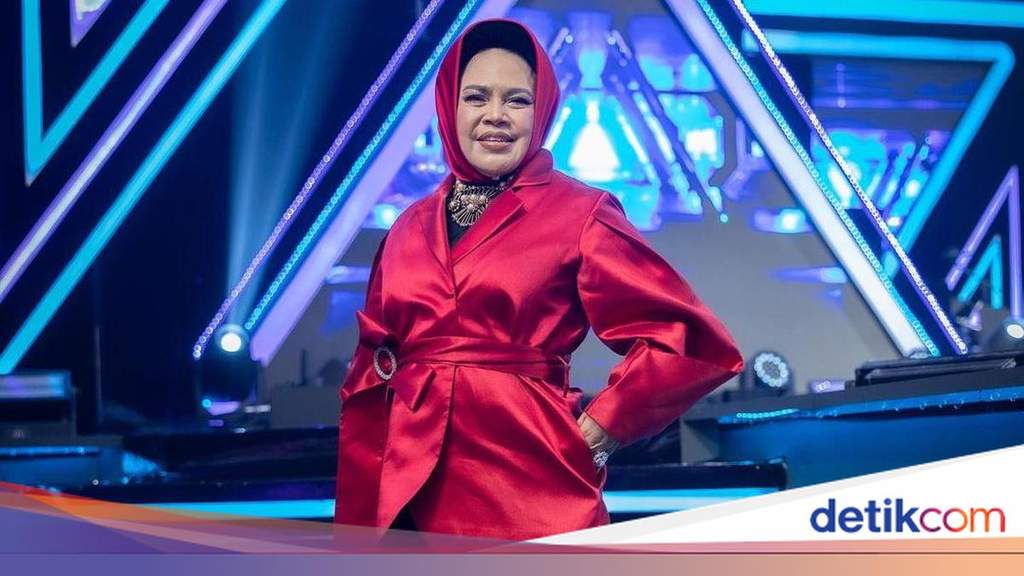 Penyanyi legendaris Hetty Koes Endang tersenyum saat menceritakan rahasia menjaga suaranya