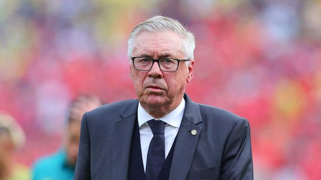 Manajer timnas Brazil Carlo Ancelotti tampak tegang di pinggir lapangan