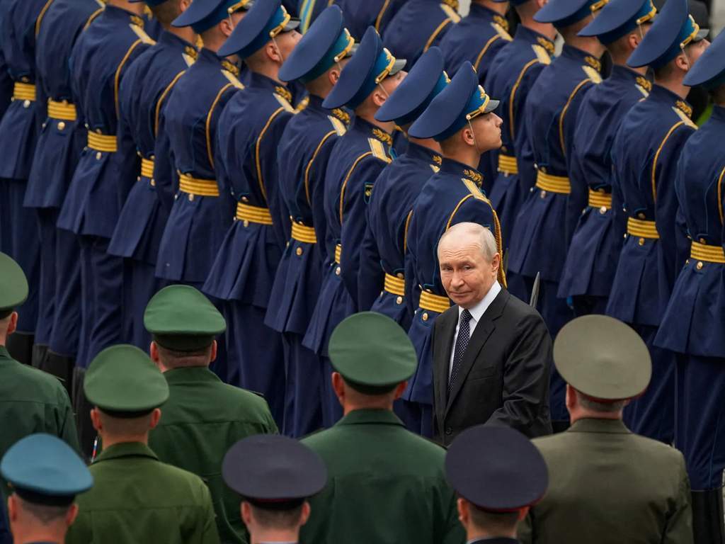 Dampak serangan drone jarak jauh Ukraina pada fasilitas kilang minyak Rusia.