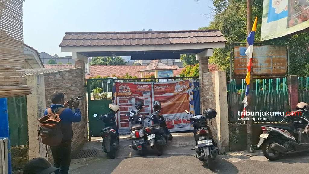 Kondisi SDN Kebayoran Lama 09 yang ambruk dan dipasangi spanduk pengumuman rehabilitasi