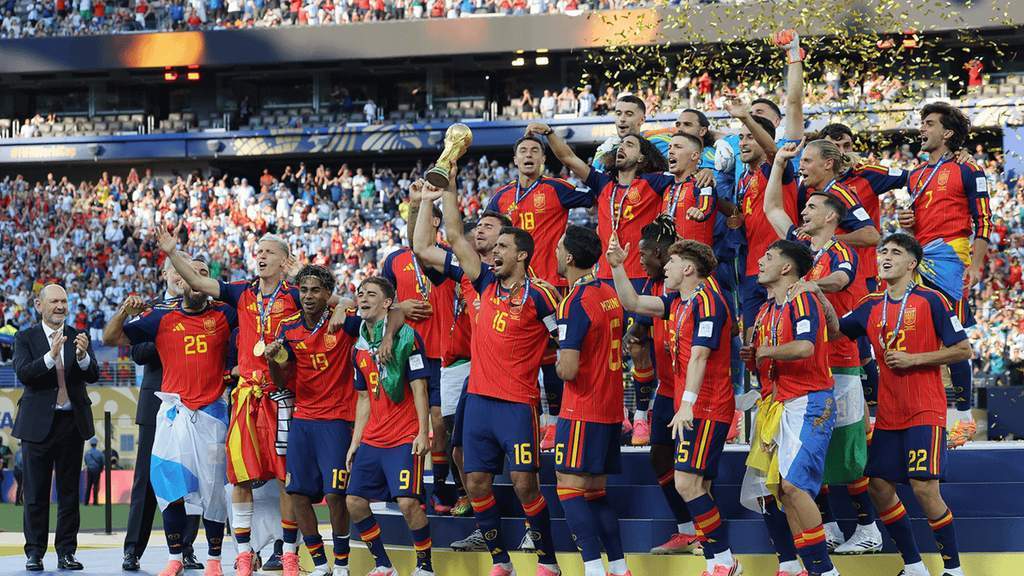 Pemain Spanyol merayakan kemenangan Piala Dunia sementara pemain Argentina memunggungi podium.