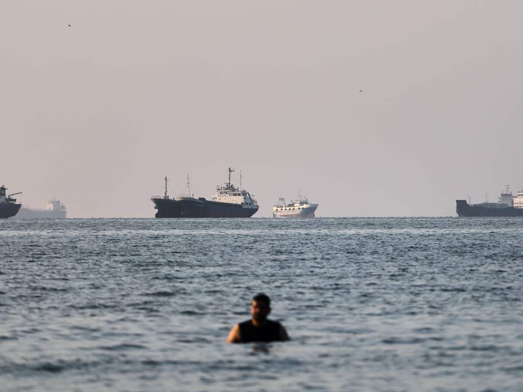 Kapal tanker membubung asap setelah dihantam proyektil di Selat Hormuz