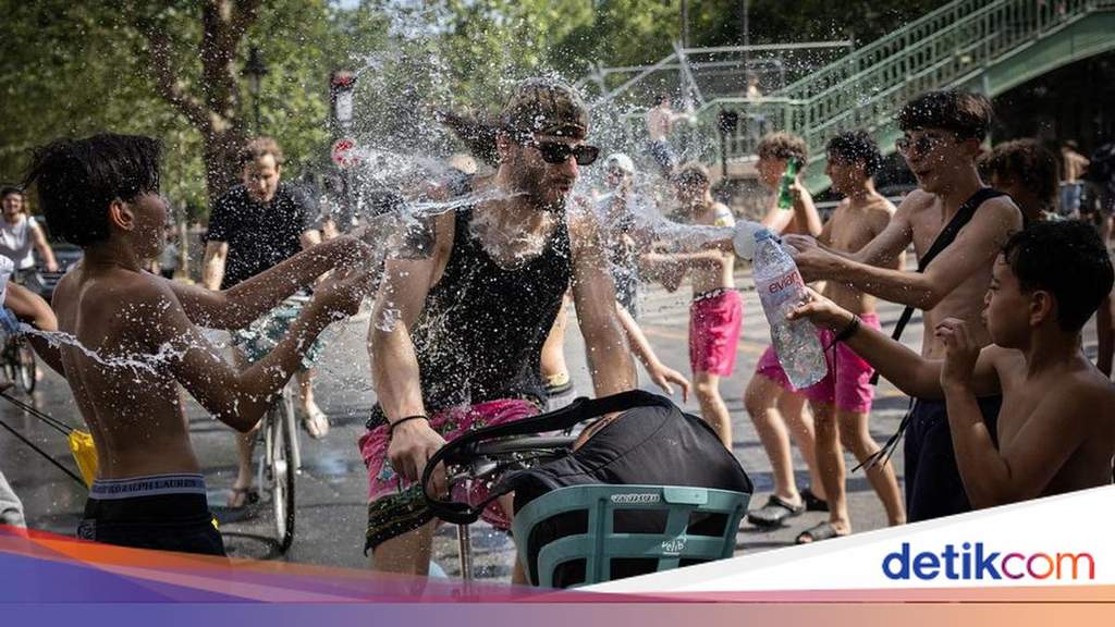 Deretan unit pendingin ruangan luar ruangan yang terpasang di dinding