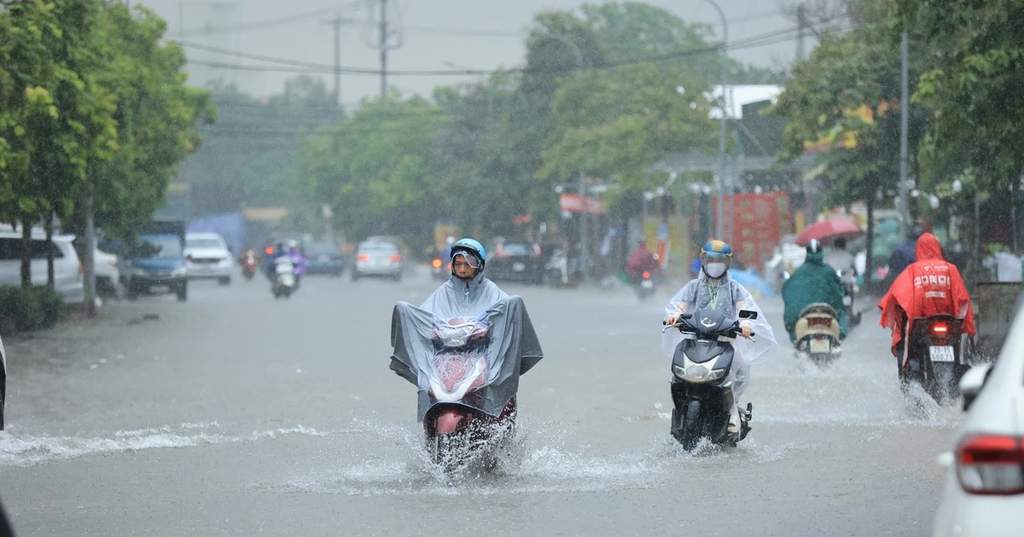 Kondisi langit mendung dan badai di lepas pantai Vietnam
