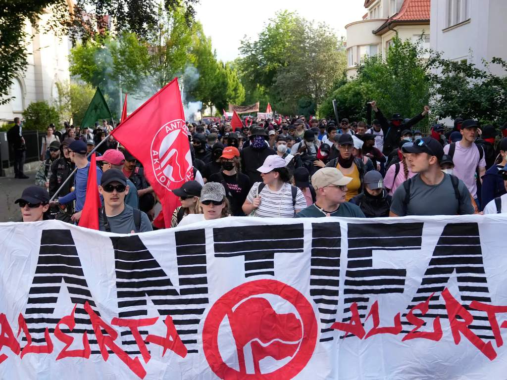 Ribuan demonstran berkumpul memprotes kongres partai AfD di Jerman.