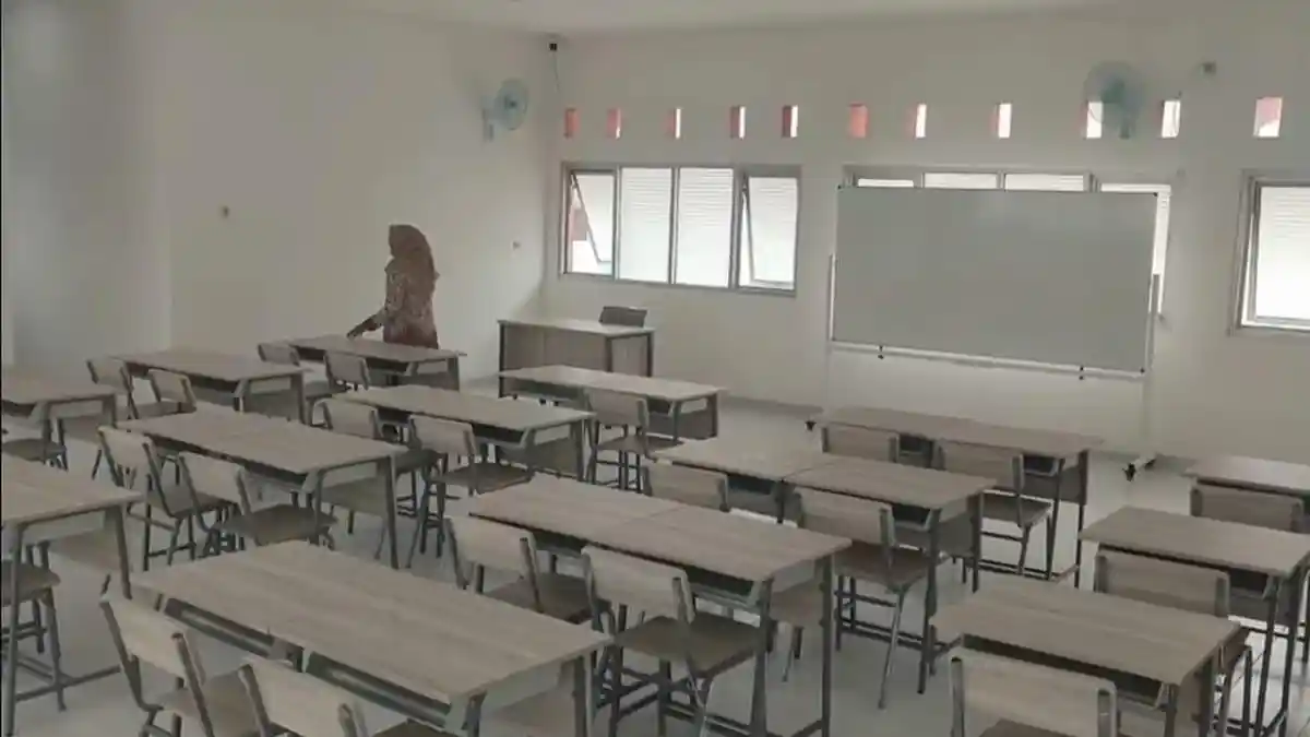 Gubernur DKI Jakarta meninjau fasilitas pendidikan Sekolah Rakyat.