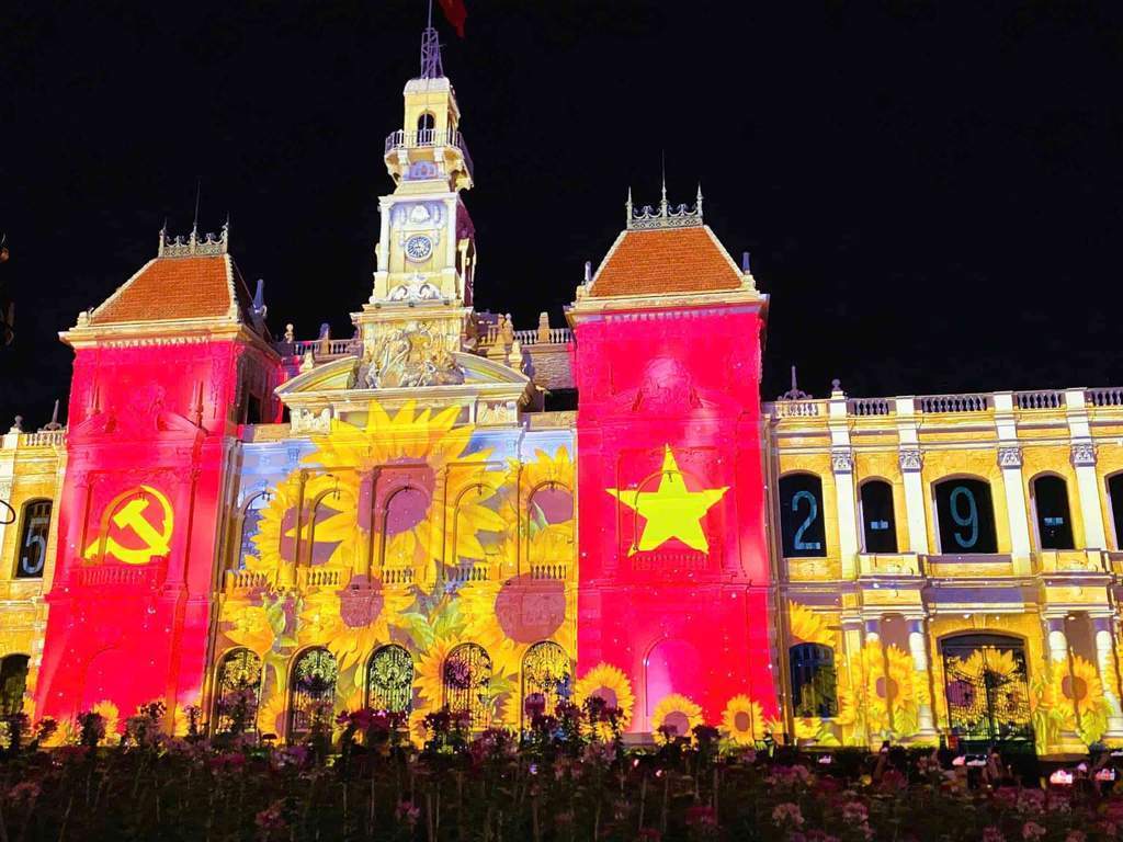 Kemegahan gedung balaikota Ho Chi Minh City yang dihiasi sorotan lampu teknologi atraksi 3D Mapping.