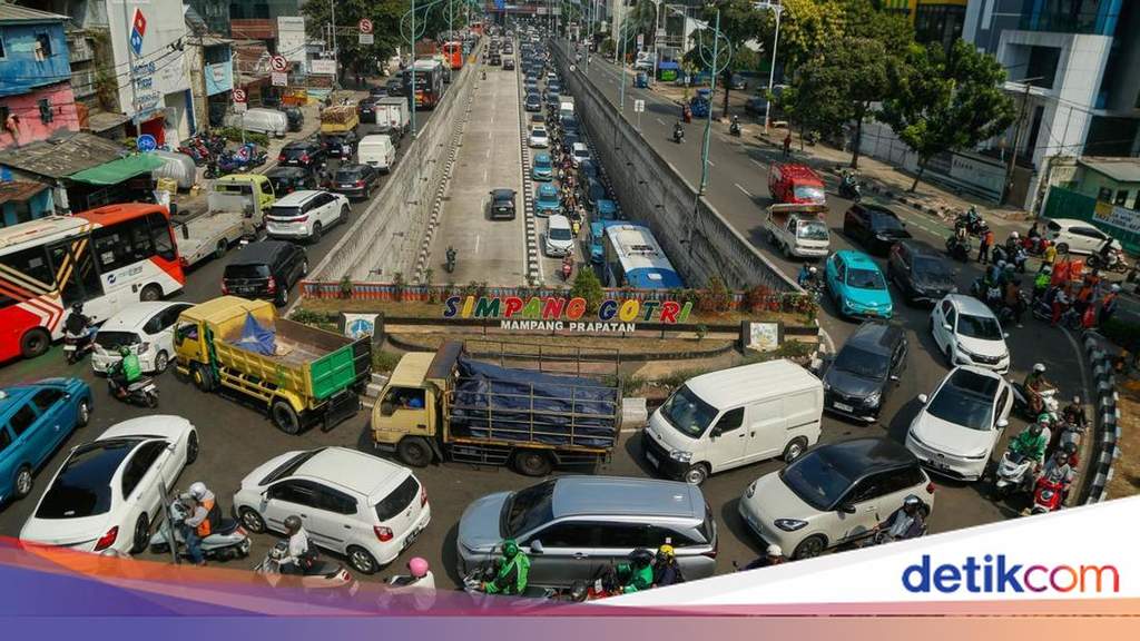 Kemacetan parah di jalanan Jakarta Selatan imbas evakuasi JPO Tendean yang roboh