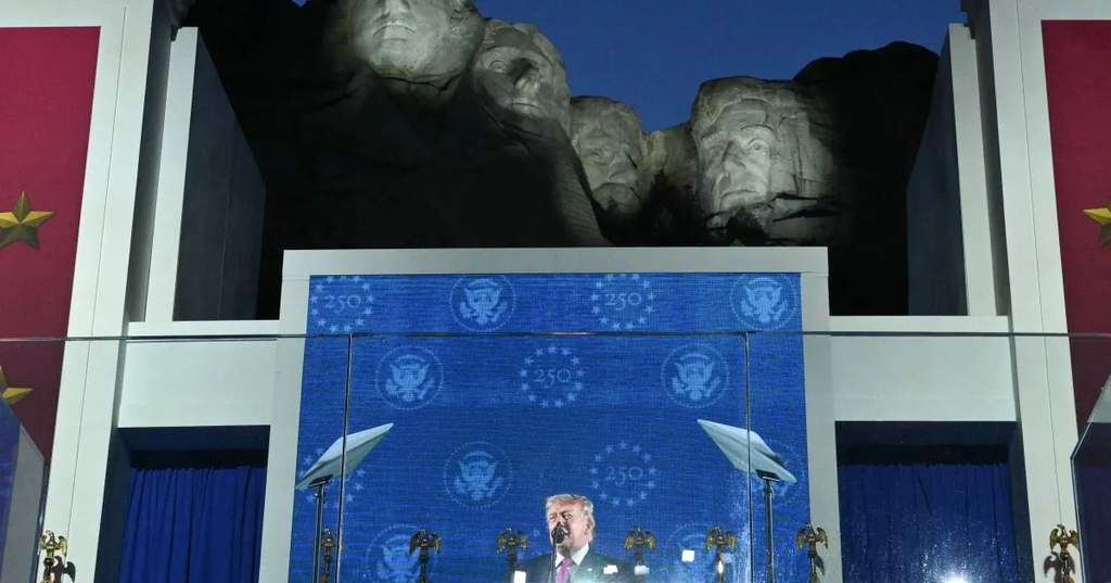 Presiden AS Donald Trump saat menyampaikan pidato kenegaraan di Gunung Rushmore.