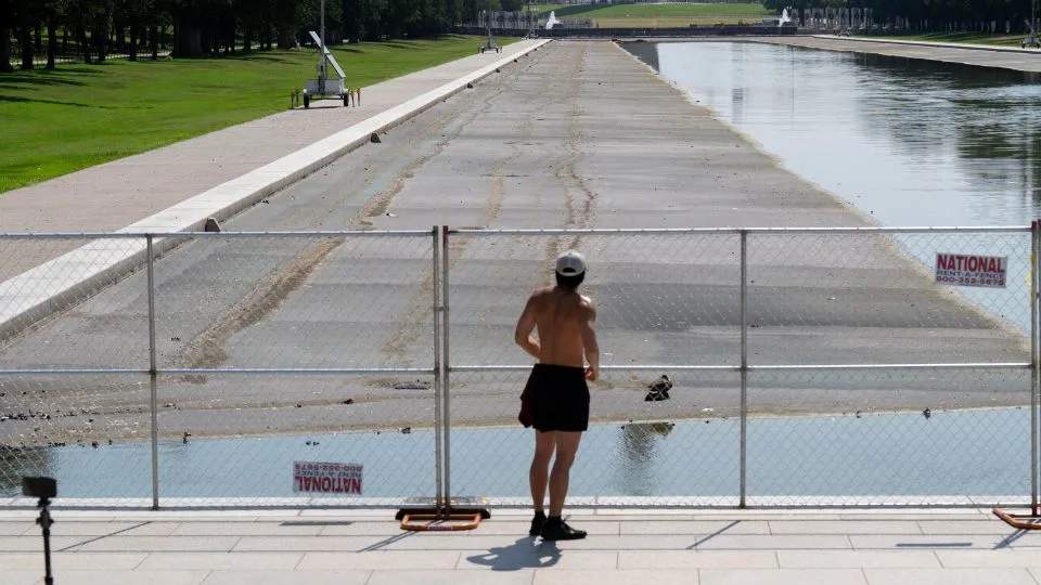 Kondisi Lincoln Memorial Reflecting Pool yang dikuras di Washington, DC, Amerika Serikat.