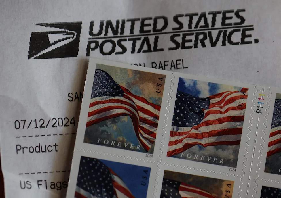 Deretan prangko Forever milik Layanan Pos Amerika Serikat yang mengalami kenaikan harga
