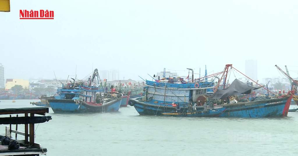 Petugas memeriksa kesiapan infrastruktur menghadapi potensi banjir bandang.