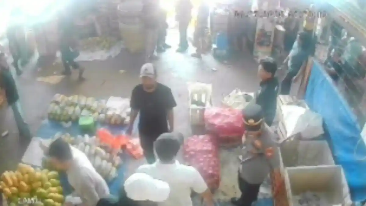 Suasana ketertiban lapak para pedagang di Pasar Induk Kramat Jati.