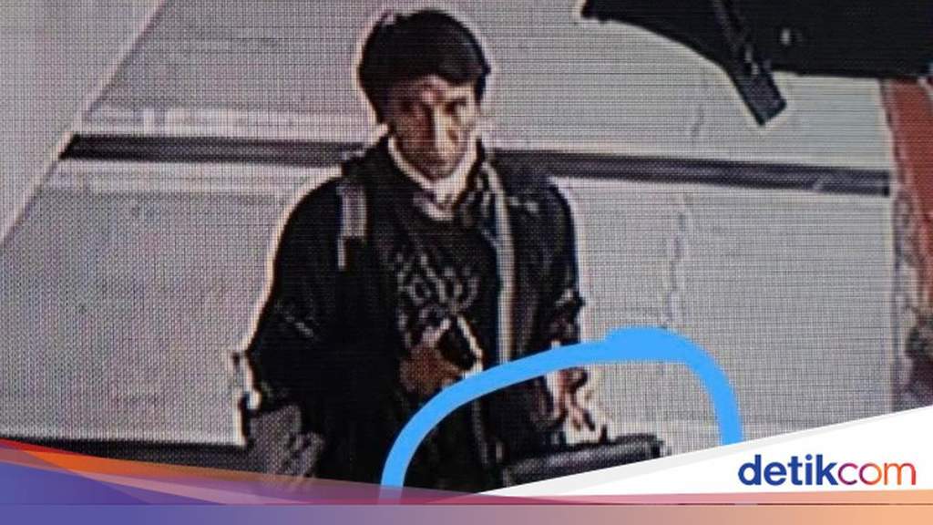 Tangkapan layar rekaman CCTV pelaku pencurian tas di Stasiun Tawang.